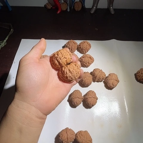 文玩核桃吊坠白狮子