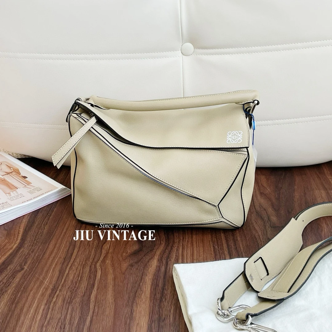 99新 LOEWE/罗意威 罗意威puzzle中号珍珠灰肩带防尘袋CJM15-0235