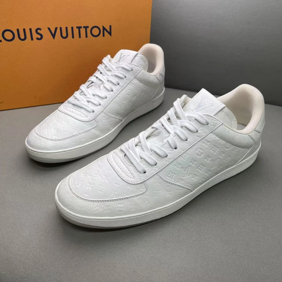 95新 LouisVuitton/路易威登 白色时尚浮雕老花满印板鞋 43.5码