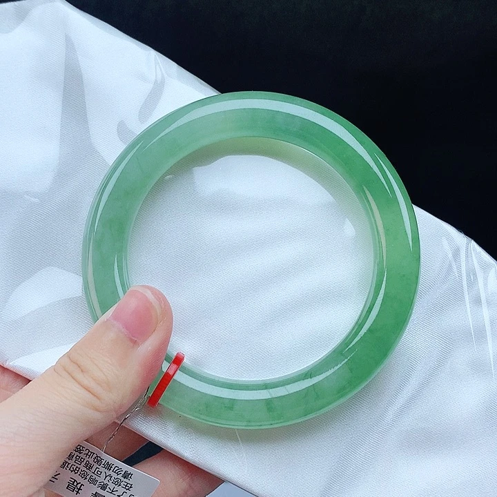 翡翠手镯未镶嵌55圈