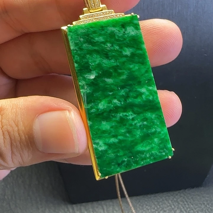 翡翠18K金镶嵌颈饰翡翠