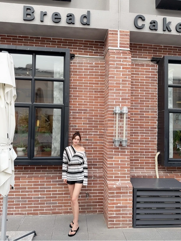 主播推荐 小众设计师款 条纹竹节纱斜肩防晒上衣