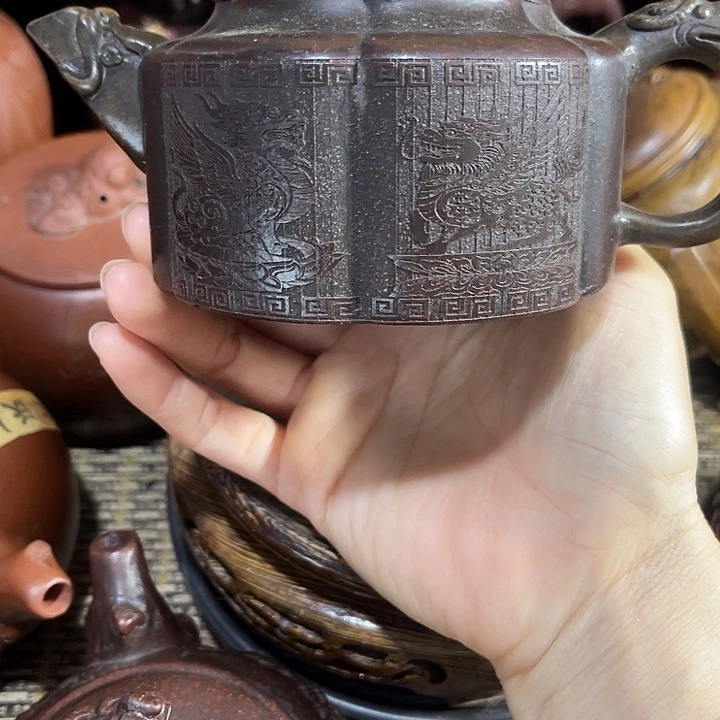 茶壶紫砂原矿泥料手工制作的一把紫砂壶。