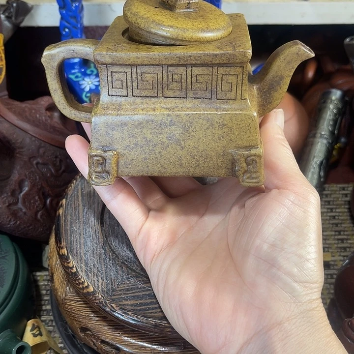 茶壶紫砂原矿泥料手工制作的一把紫砂壶。