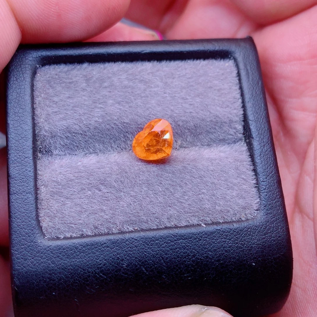 未镶嵌珠宝半成品石榴石（芬达石）4.8ct芬达石