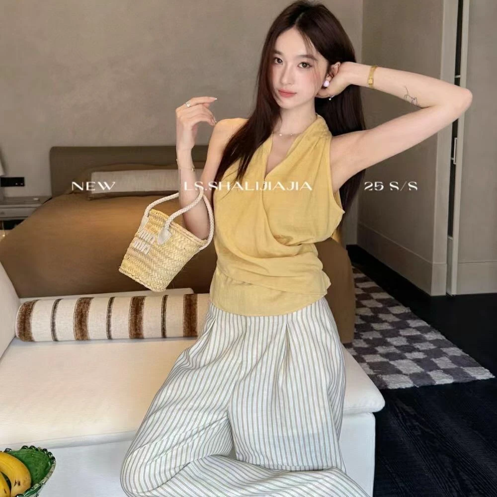 十三行2025夏季新款法式V领交叉显瘦气质黄色挂脖背心无袖上衣女