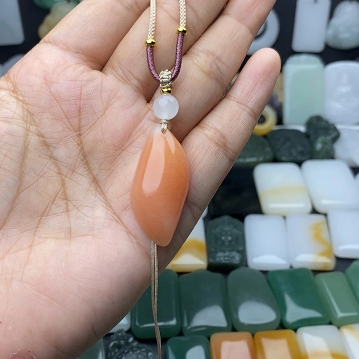 阿***施石英质玉未镶嵌颈饰