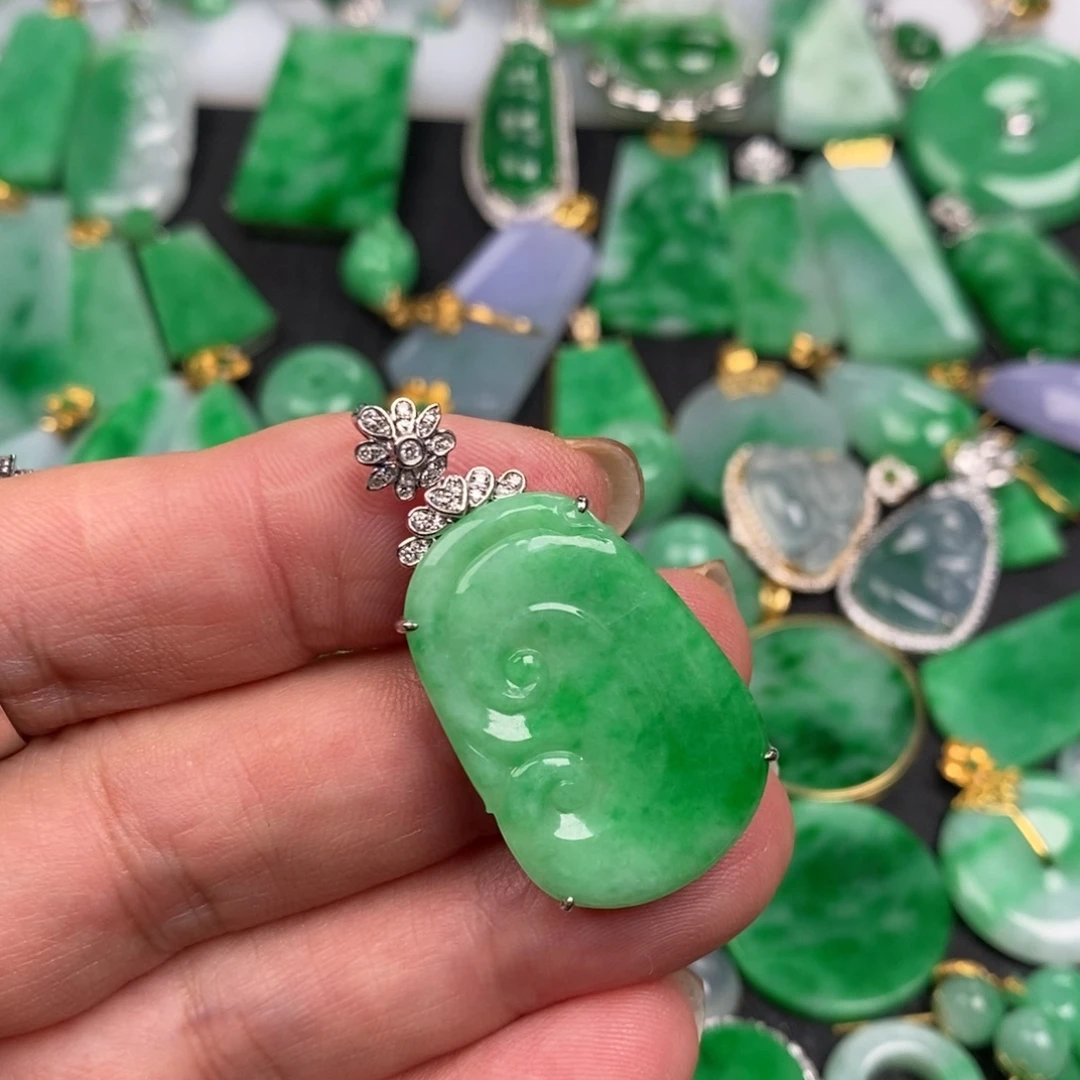 翡翠18K金镶嵌颈饰翡翠