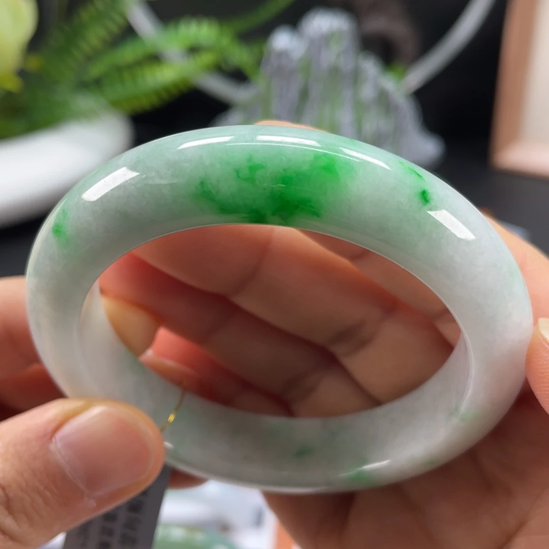 翡翠手镯未镶嵌白底青