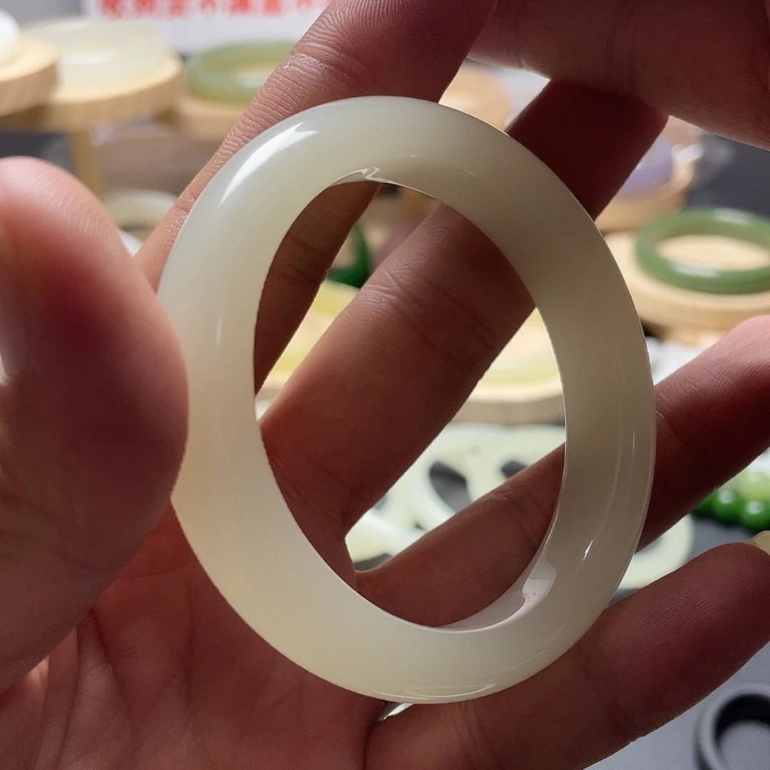 ꧔***b53圈口正圈暖白手镯