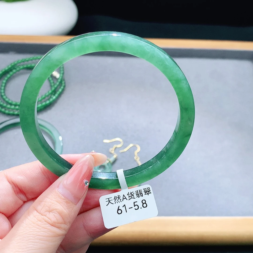 未镶嵌手镯（圆镯）翡翠