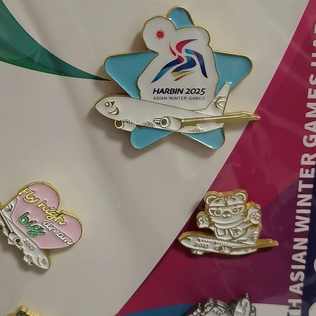 亚冬会东航飞机徽章套装送熊猫盼盼徽章