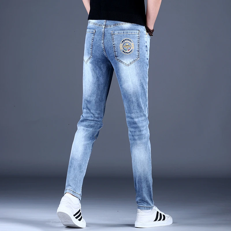 男士夏季薄款刺绣牛仔裤男潮牌浅蓝色修身小脚潮流休闲百搭男裤子