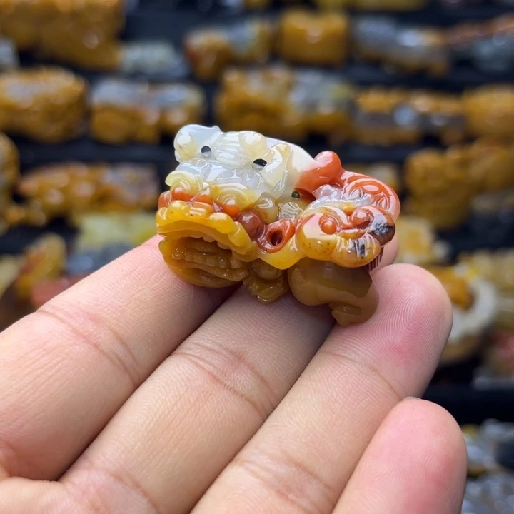 石英质玉（黄龙玉）未镶嵌颈饰