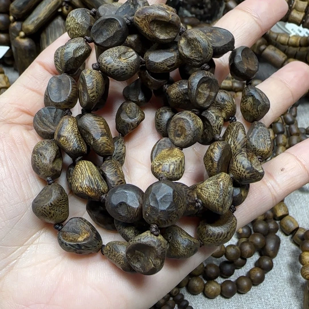 呼***啦沉香手串沉水莺歌绿多样性发货一条卡10-36克