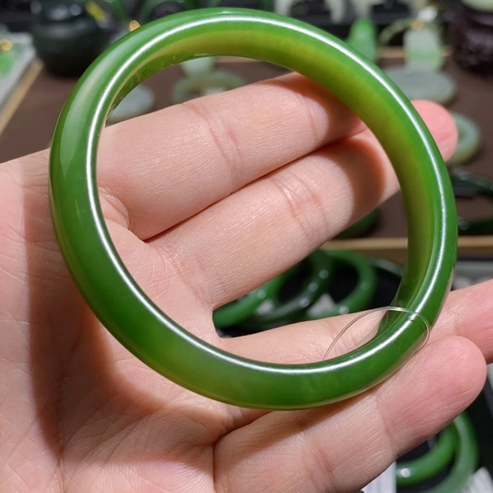 和田玉碧玉阳绿色手镯62.5圈口43.3克未镶嵌