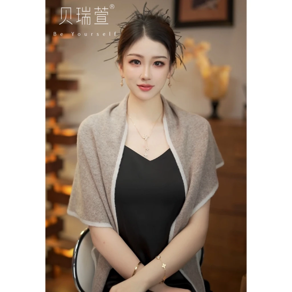 秋冬氛围感小香风纯色大披肩空调房外搭羊毛三角围巾女
