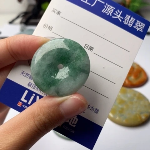 翡翠挂件未镶嵌翡翠
