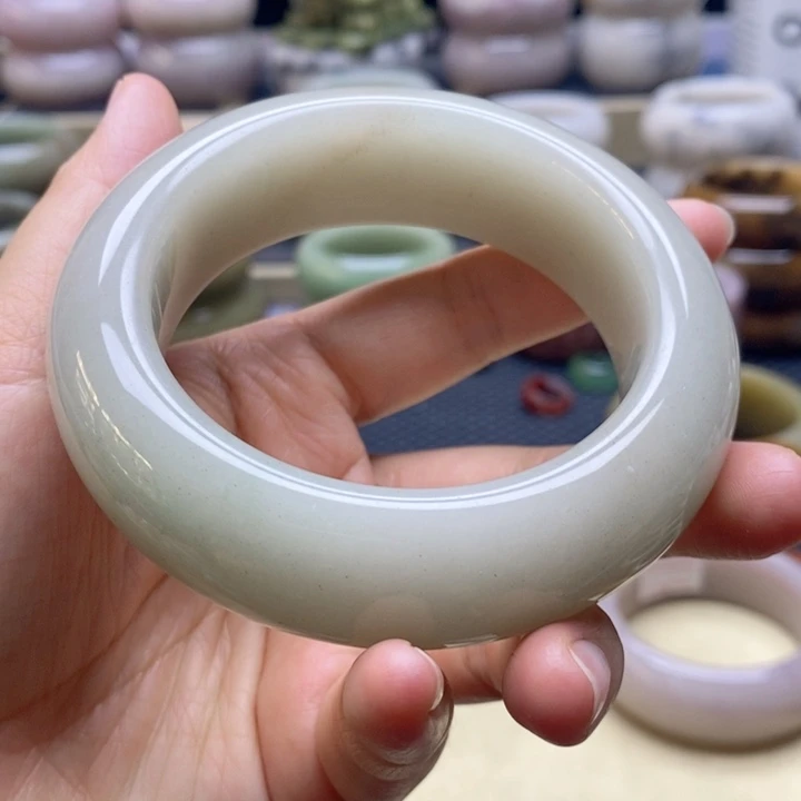 石英岩玉未镶嵌手镯