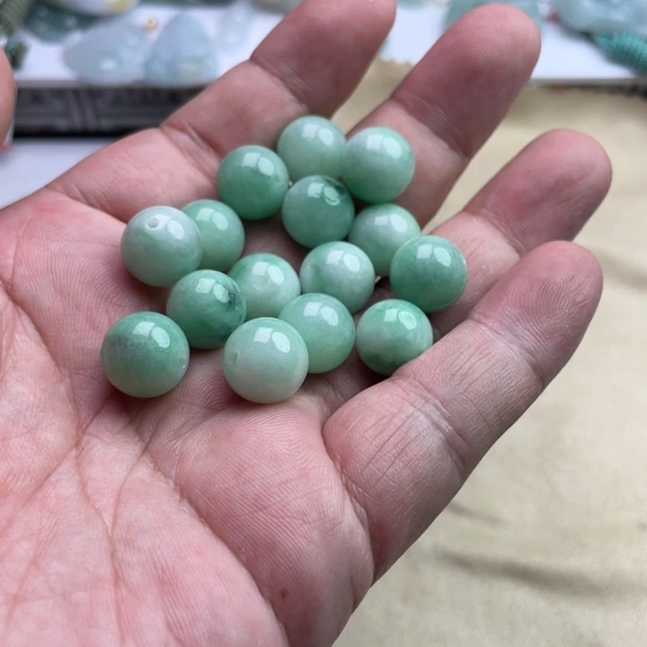 千***x翡翠未镶嵌颈饰多样性发货拍一发一