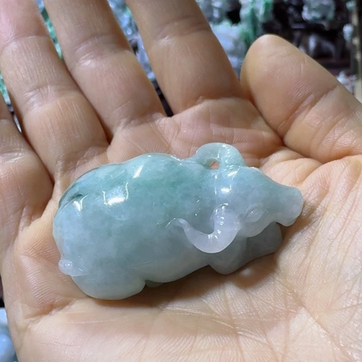 翡翠把件未镶嵌牛气冲天