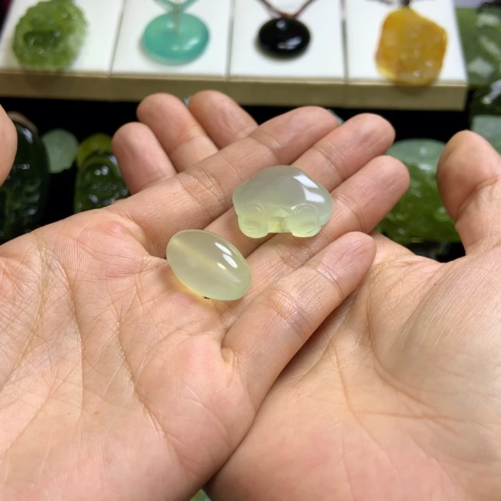 【闪购商品】蛇纹石玉未镶嵌颈饰柯**剧