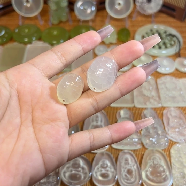 未镶嵌蛇纹石玉岫玉白冰挂件富甲