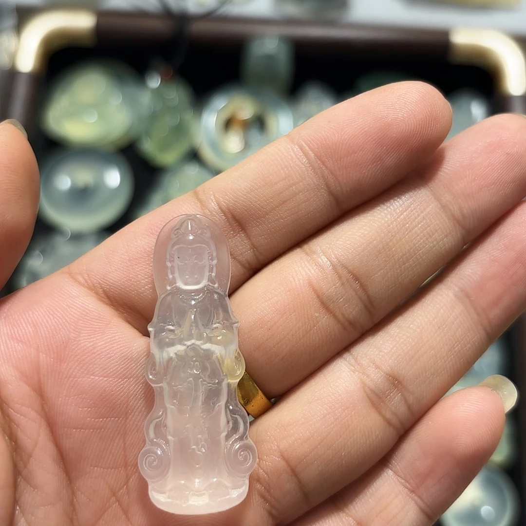 王***郎蛇纹石玉未镶嵌颈饰