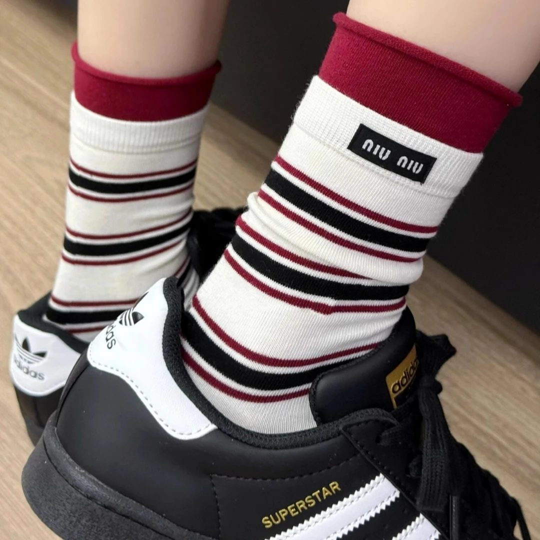 2025春夏新款女士中筒袜子双罗口条纹字母布标潮流miu系棉袜简约