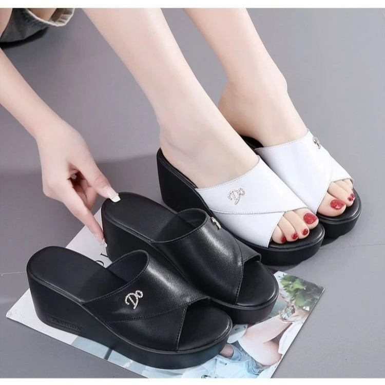 【花家】2025夏季厚底坡跟拖鞋凉鞋真软皮百搭中跟舒适防滑妈妈凉鞋