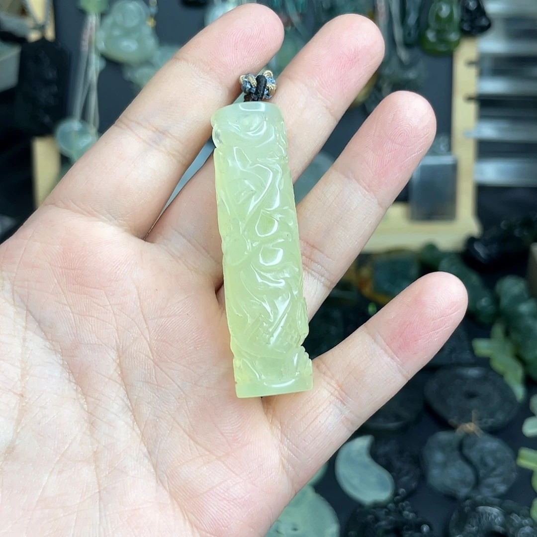 用***销未镶嵌岫玉颈饰龙