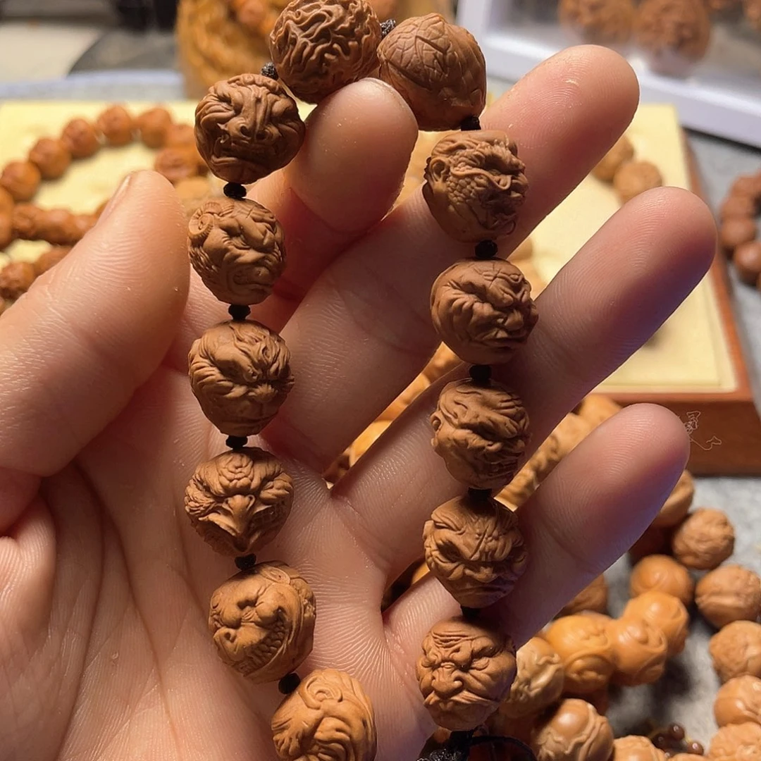 龙纹桃核雕刻十二生肖恶僧