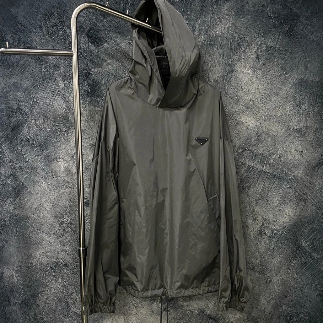 未使用 Prada/普拉达 钢标连帽夹克外套/铁灰色/L码/15026