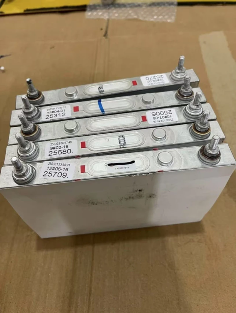 带螺柱（一单一个）3.2V35A 大容量银色电板做强启两三轮电动车电扳