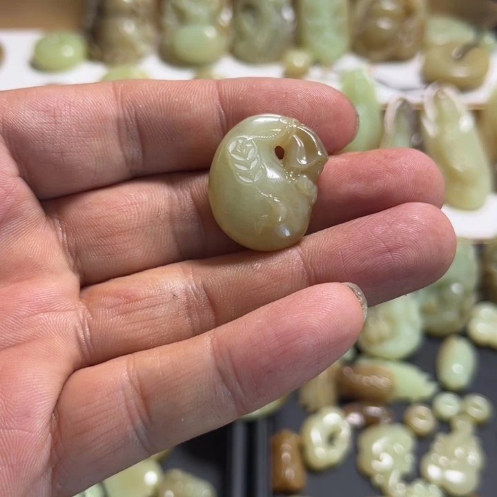 和田玉颈饰未镶嵌幸*草