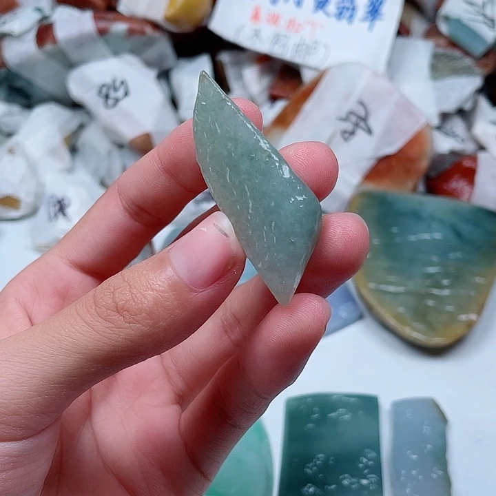 圆***儿翡翠未镶嵌颈饰翡翠