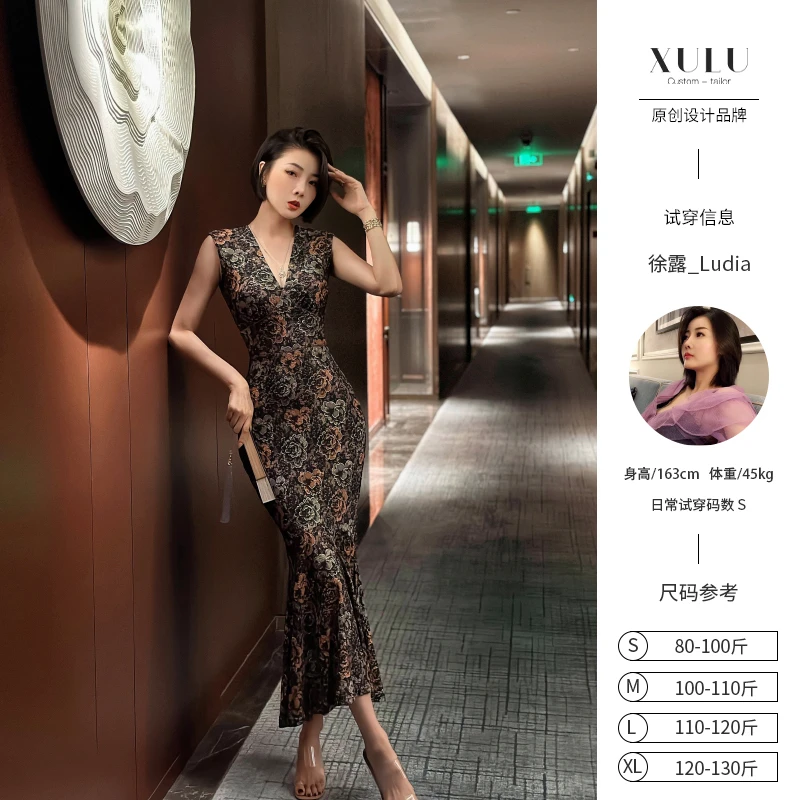 XULU原创夏季针织剪花烫金包臀鱼尾裙气质复古高腰修身V领连衣裙