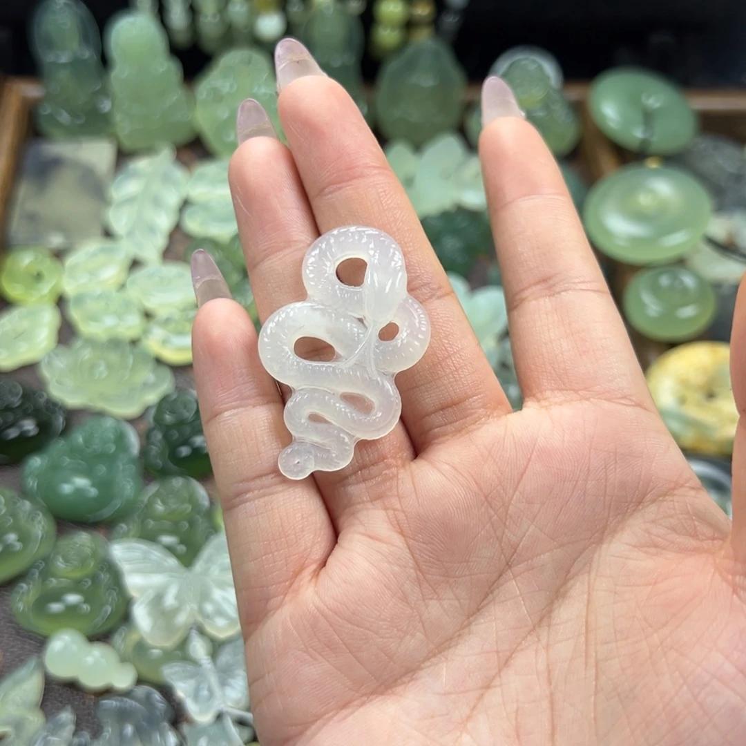 蛇纹石玉未镶嵌颈饰