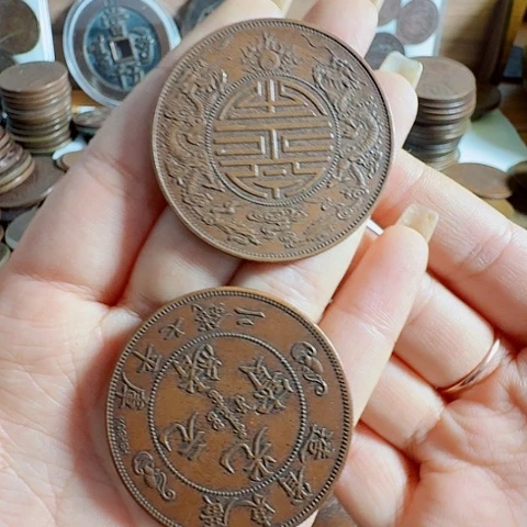 青***伴两个铜币工艺品摆件