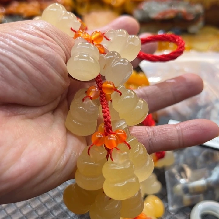 石英质玉（黄龙玉）颈饰未镶嵌