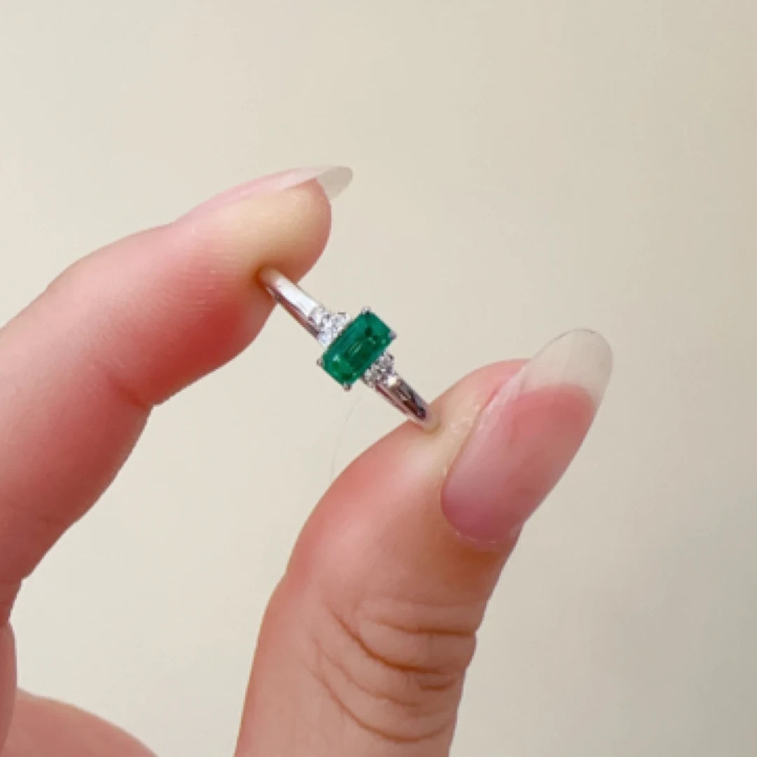 小精致|18k金钻石镶嵌祖母绿戒指 0.24ct+0.03ct