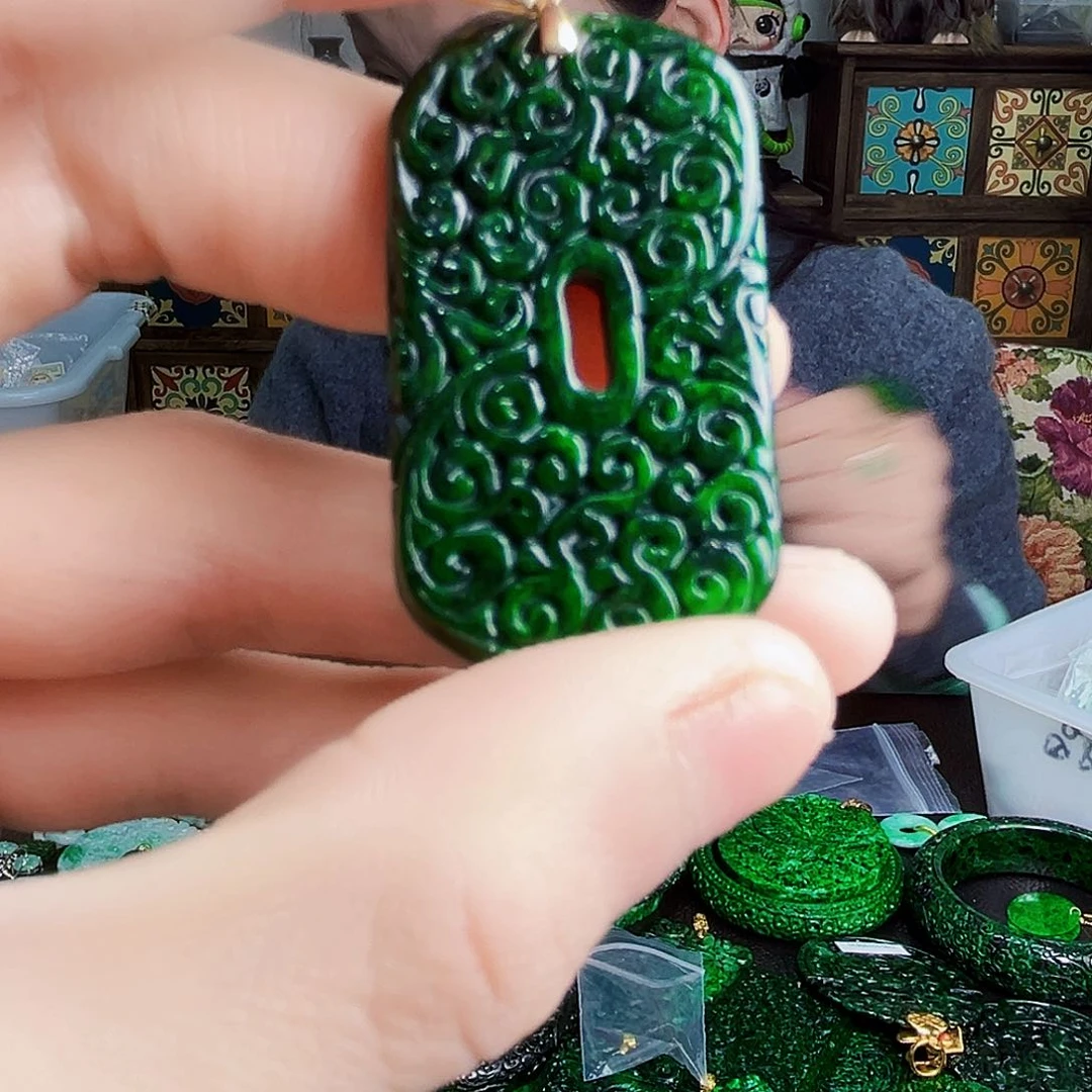 颈饰18K金镶嵌翡翠