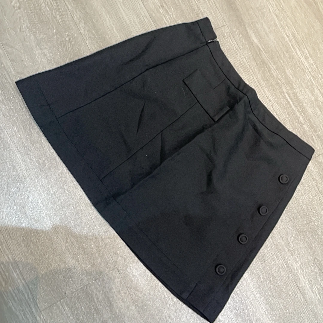 四颗圆扣装饰一字边百搭短裙-果梓0018