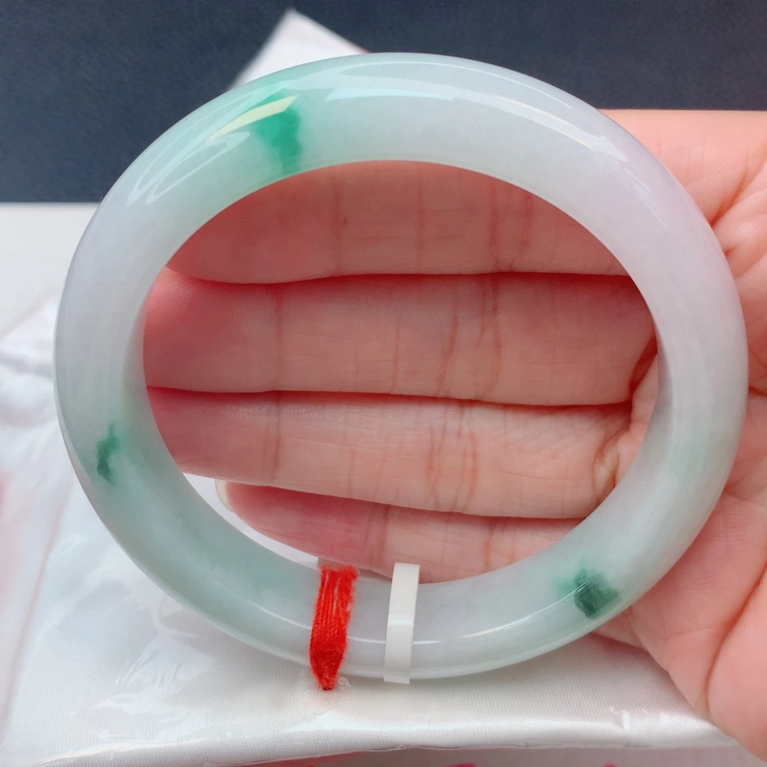 翡翠未镶嵌手镯58.5圈 白底飘果阳绿有长纹