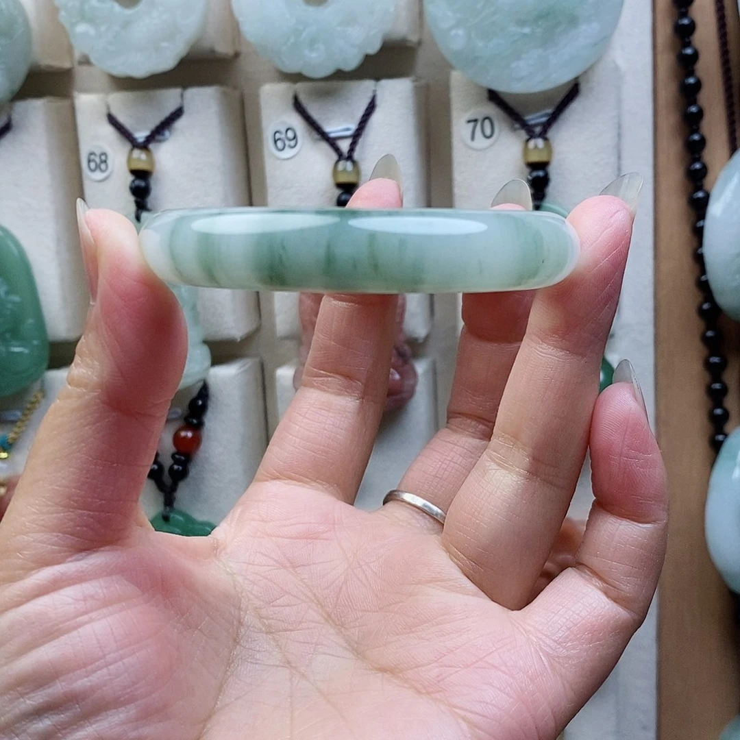 颈饰未镶嵌石英质玉