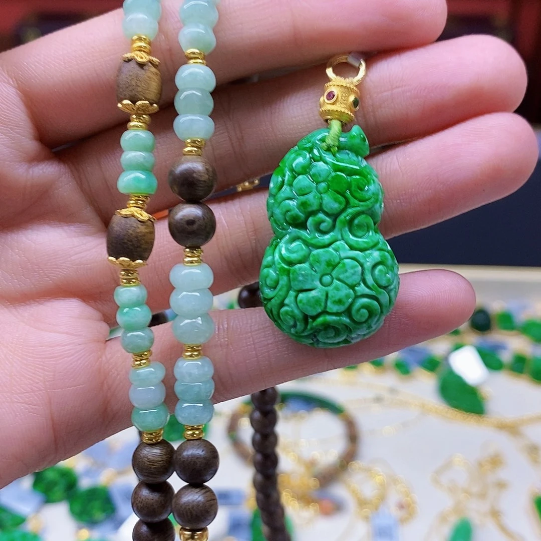 翡翠未镶嵌颈饰葫芦