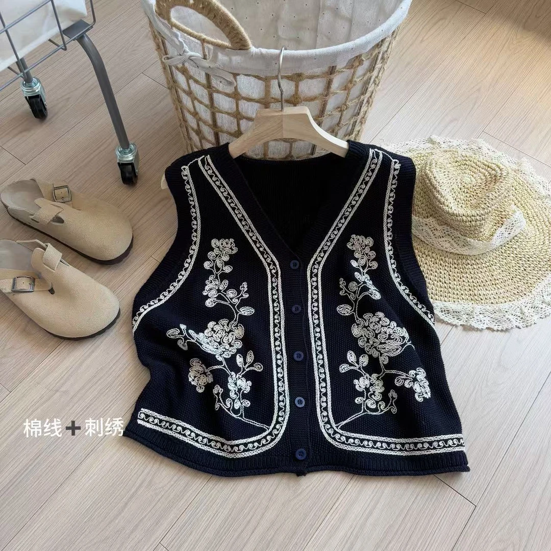 小柒家A0403- V领刺绣开襟无袖背心马甲