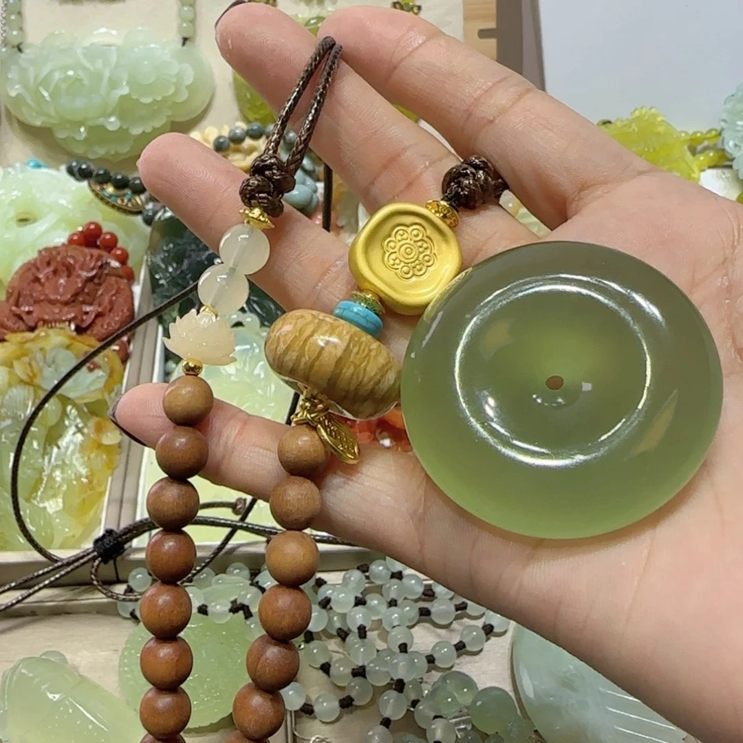 未镶嵌蛇纹石玉吊坠