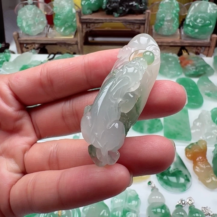 颈饰未镶嵌石英质玉