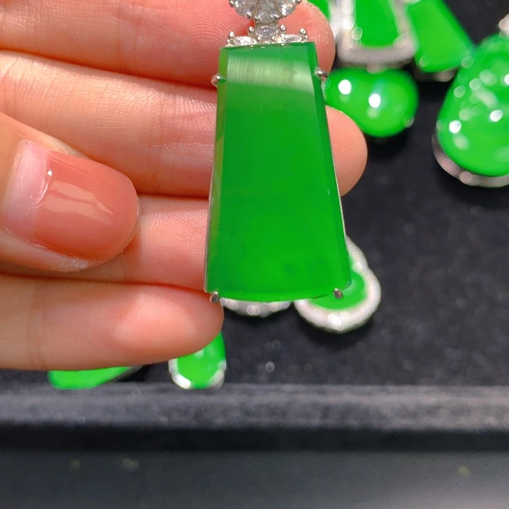 翡翠银S925镶嵌颈饰一个